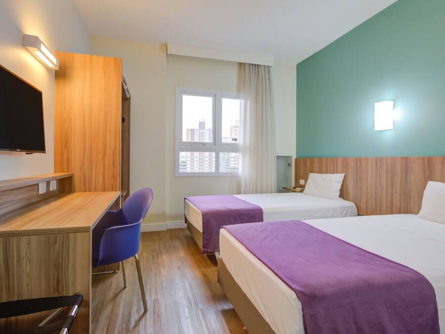 Tomannsrom – standard | Minibar, safe på rommet, skrivebord og blendingsgardiner