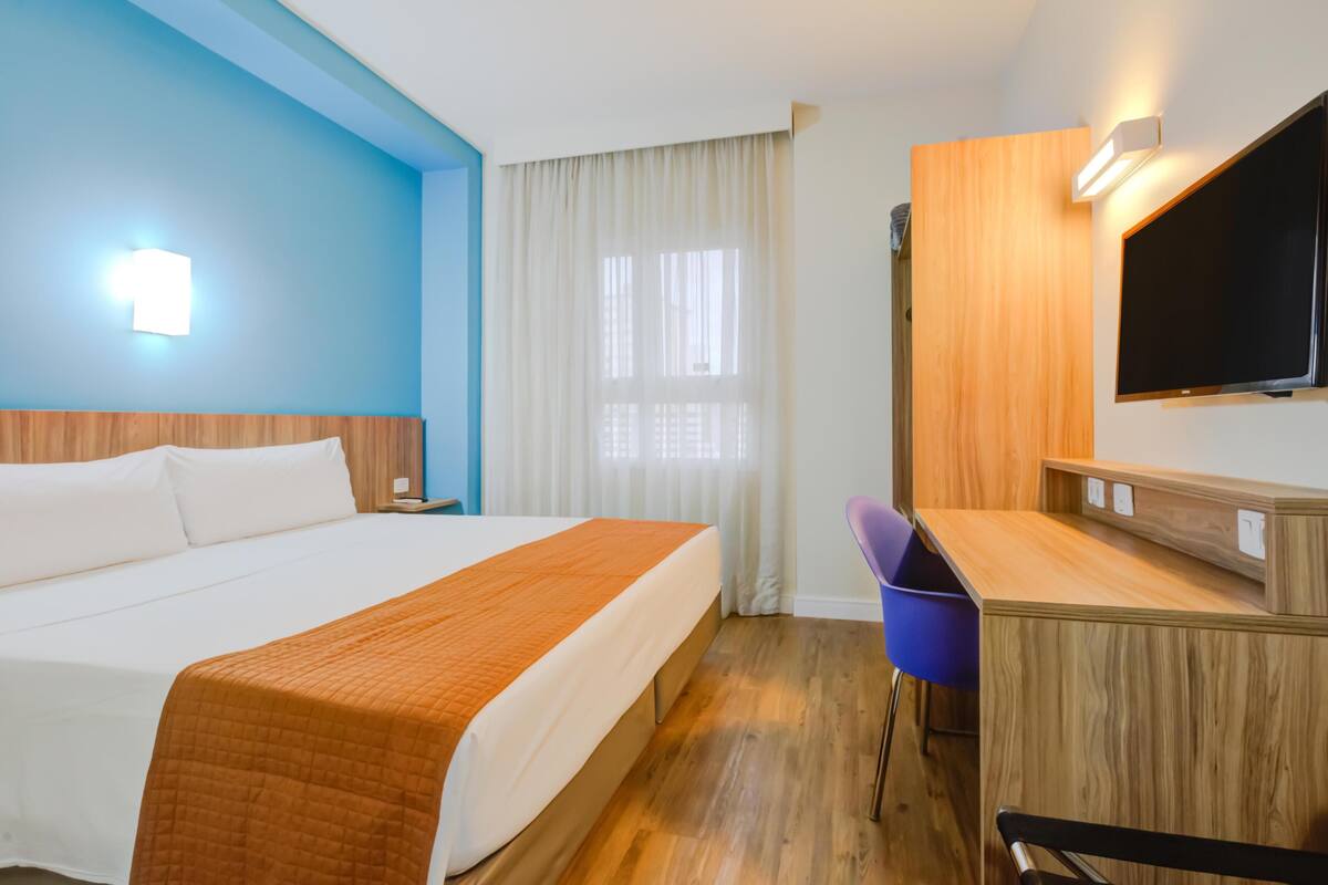 Minibar, coffres-forts dans les chambres, bureau, rideaux occultants