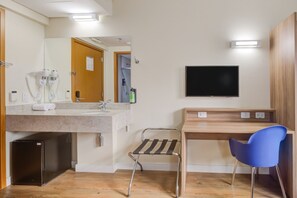 Habitació doble estàndard | Minibar, caixa forta a l'habitació, escriptori i cortines opaques 