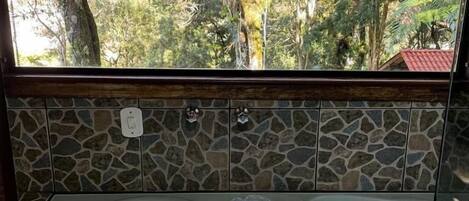 Lower Chalet with Hot Tub 5 | Minibaari, työpöytä, ilmainen Wi-Fi, vuodevaatteet