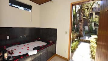 Chalé Superior com Varanda 2 | Banheira de hidromassagem