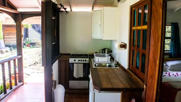Cottage, 1 chambre, cuisine (Plum) | Cuisine privée | Réfrigérateur, four, plaque de cuisson, bouilloire électrique