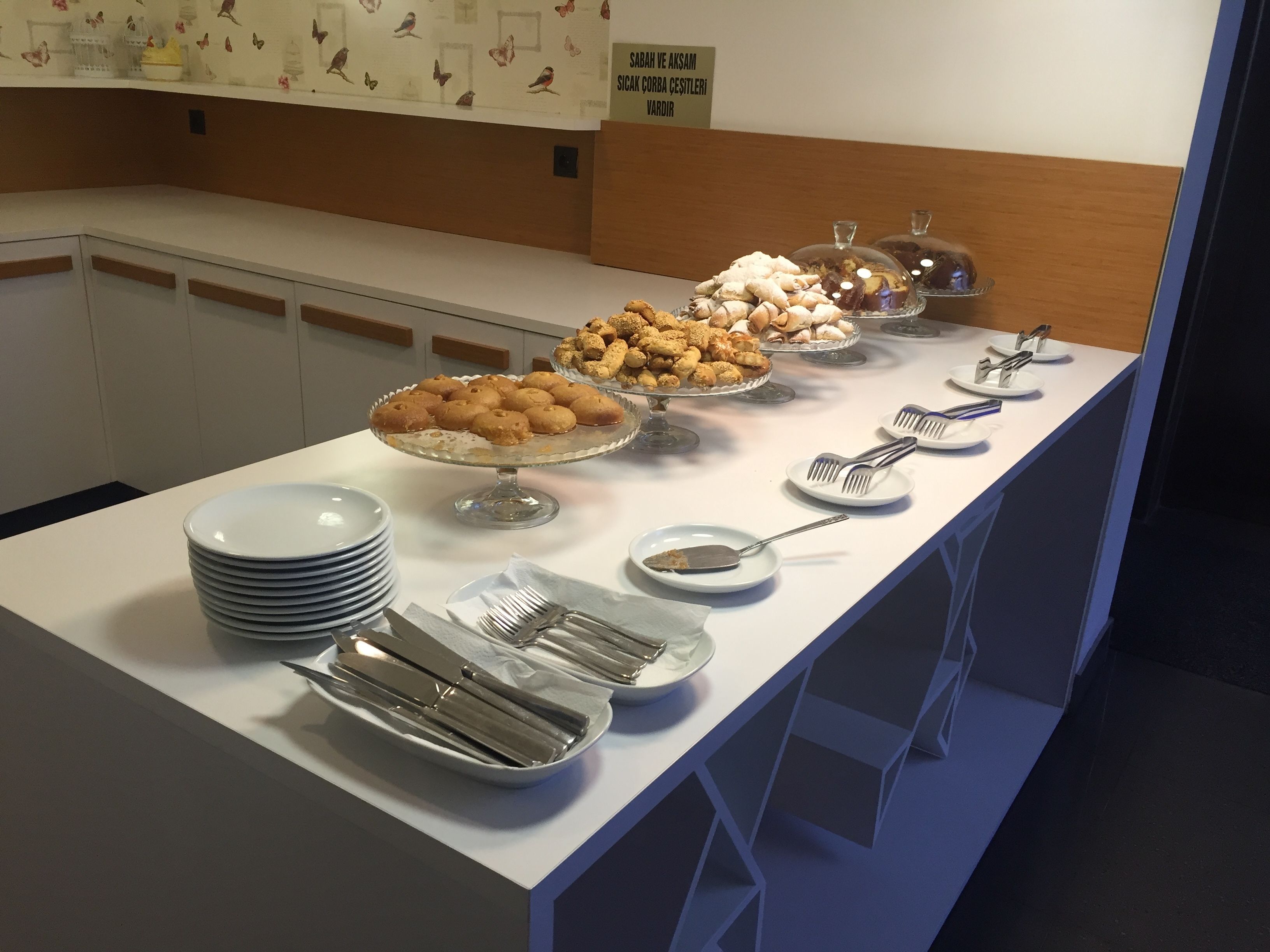 Un bufé con diversos alimentos y utensilios.