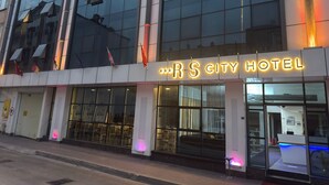 Ein modernes Gebäude mit der Aufschrift "RS CITY HOTEL".