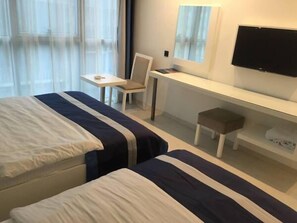 Standaard Twin kamer | Een minibar, een kluis op de kamer, een bureau, geluiddichte muren