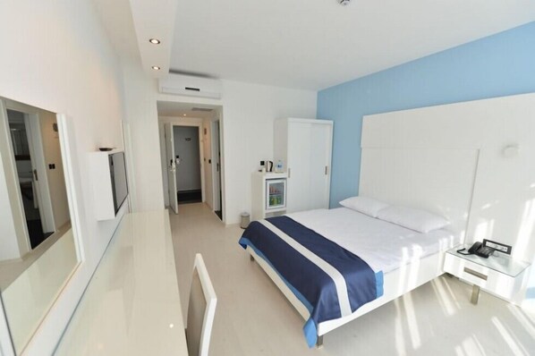 Minibar, in-room safe, desk, iron/ironing board