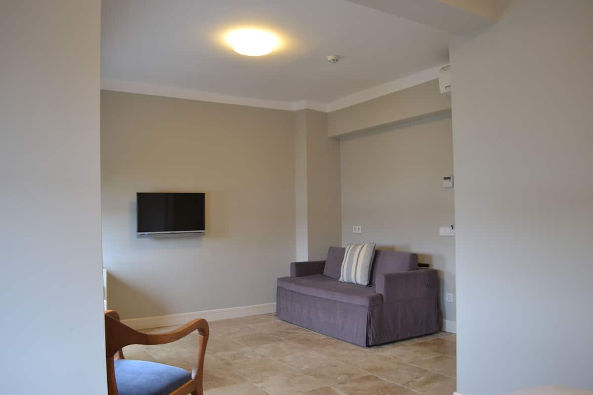 family room | living area | 32-inch lcd tv with satellite channels, tv