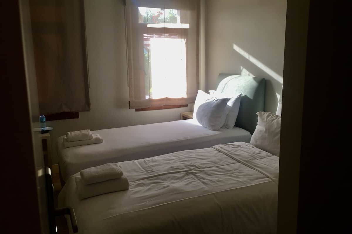 Habitación estándar con 1 cama matrimonial o 2 individuales | Camas Select Comfort, minibar y insonorización