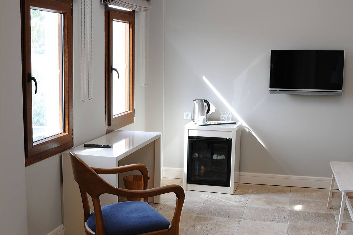 family room | living area | 32-inch lcd tv with satellite channels, tv