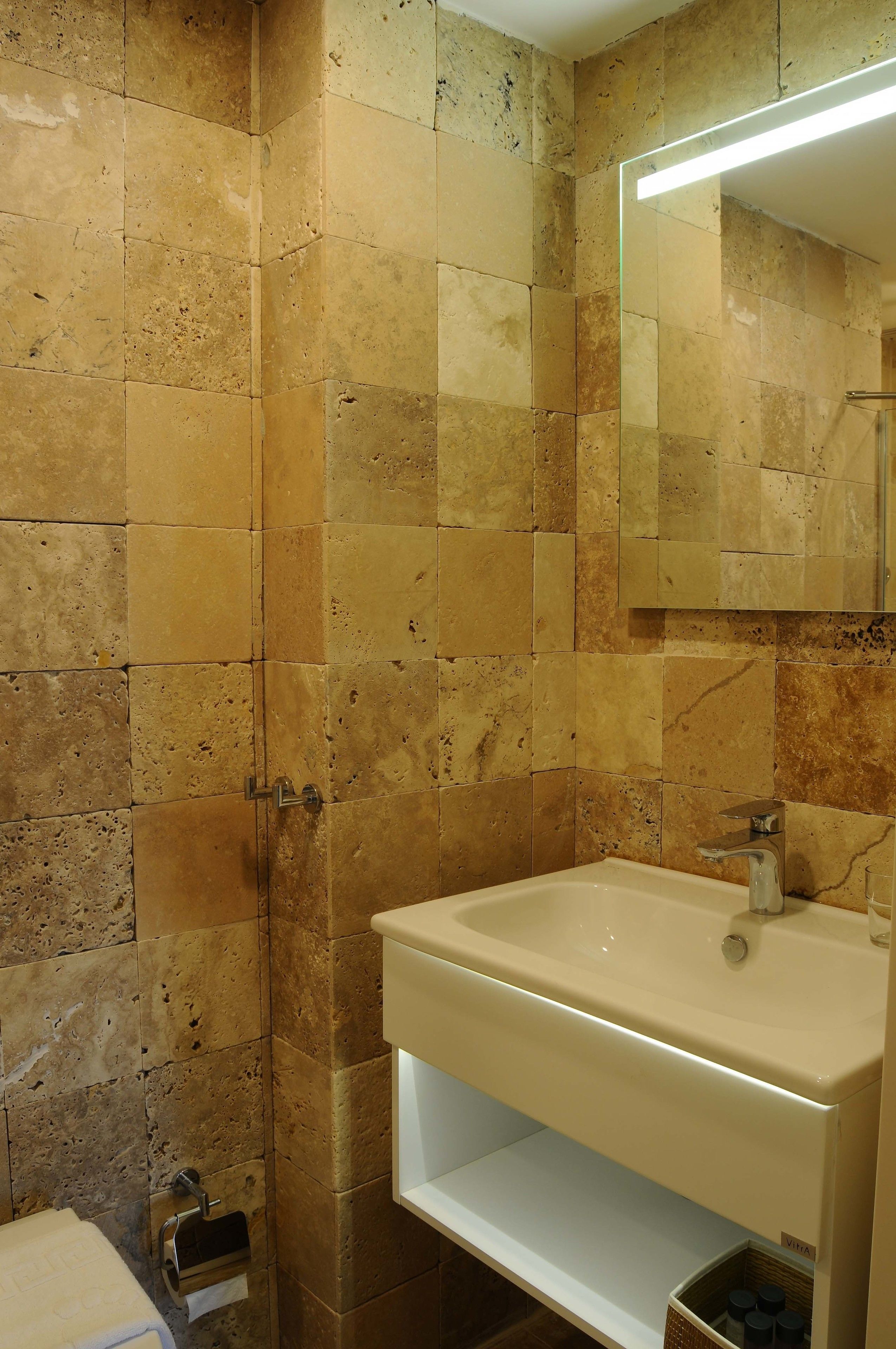 standard double room | bathroom | shower, rainfall showerhead, free toiletries, hair dryer