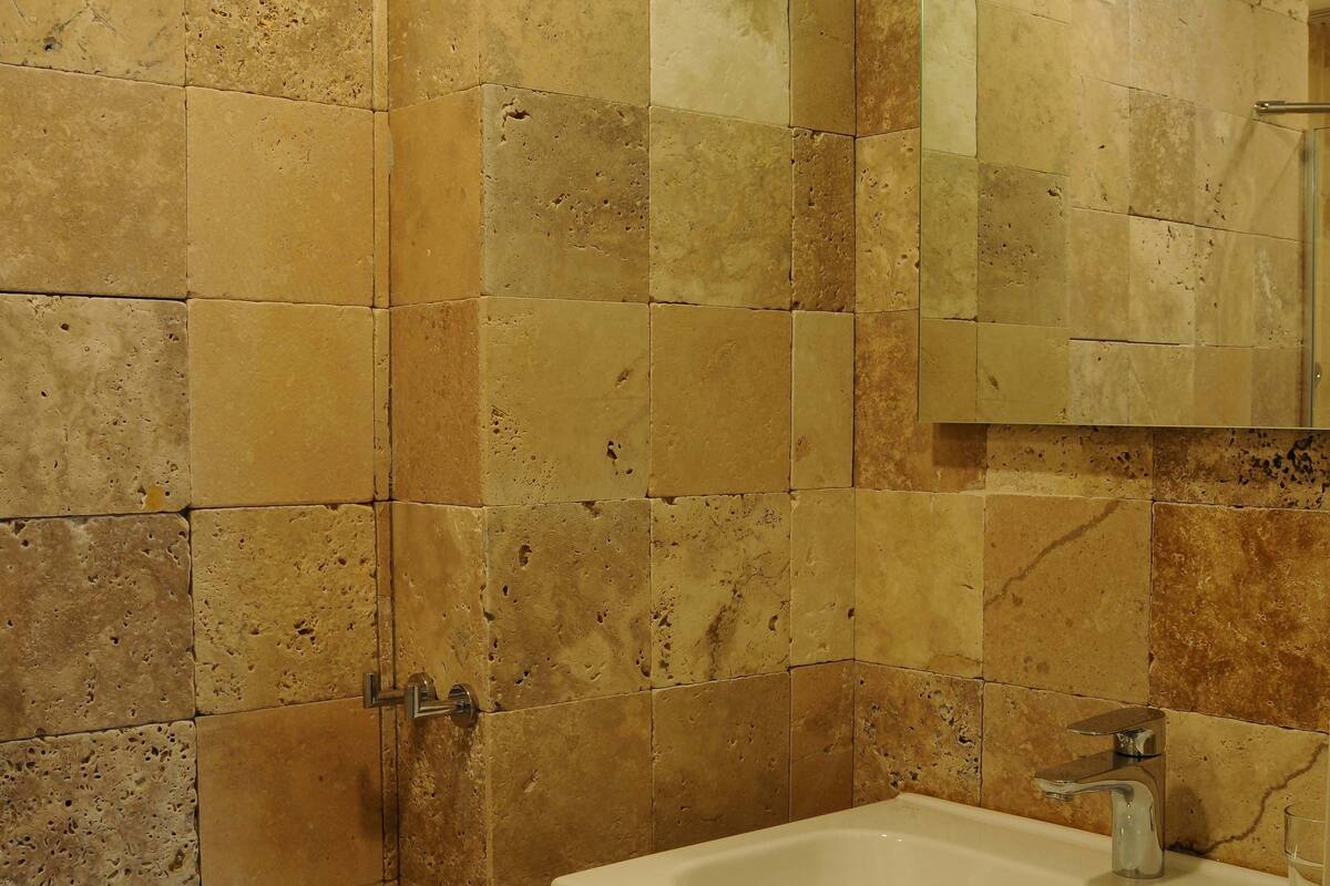 standard double room | bathroom | shower, rainfall showerhead, free toiletries, hair dryer