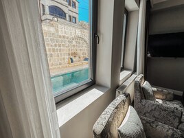 Cubrecamas, minibar y caja de seguridad en la habitación 