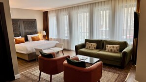 Cubrecamas, minibar y caja de seguridad en la habitación 