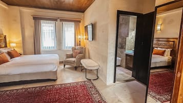 Familien-Dreibettzimmer, 1 Schlafzimmer, Balkon | 1 Schlafzimmer, Daunenbettdecken, Minibar, Zimmersafe