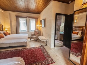 ファミリー トリプルルーム 1 ベッドルーム バルコニー | 羽毛の掛け布団、ミニバー、セーフティボックス (室内)、客室ごとに異なる装飾