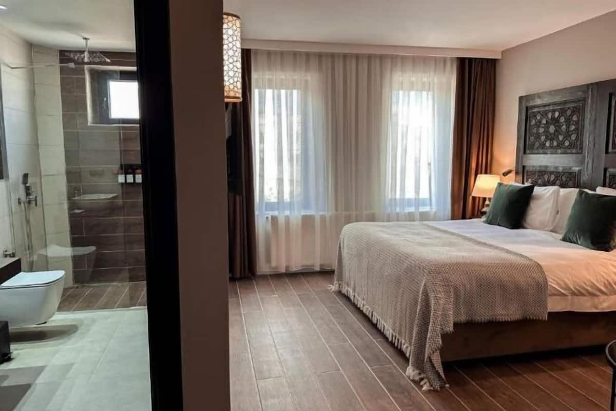 Edredón, minibar y caja de seguridad en la habitación