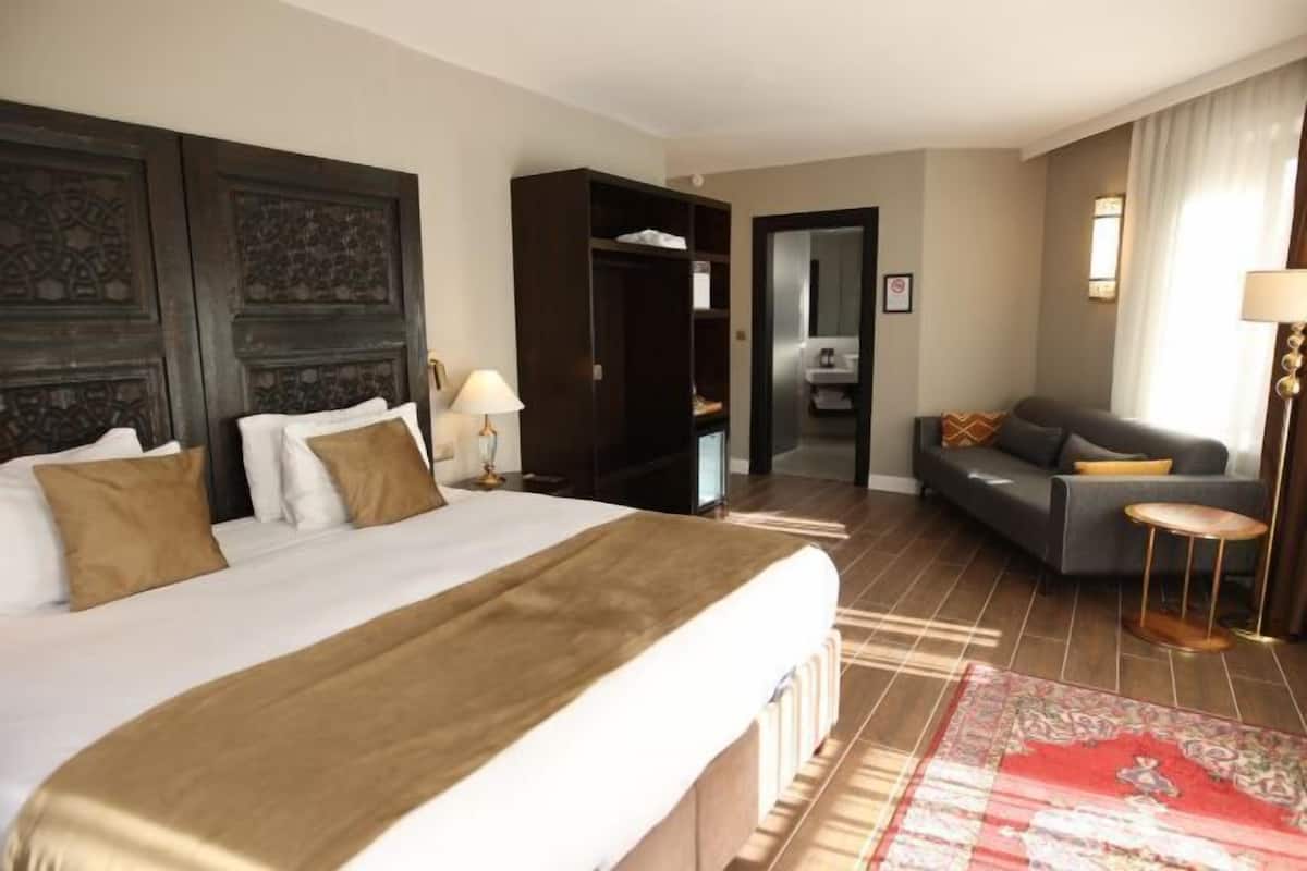 Edredón, minibar y caja de seguridad en la habitación