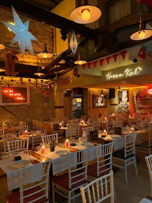 供应早餐、午餐和晚餐，国际美食