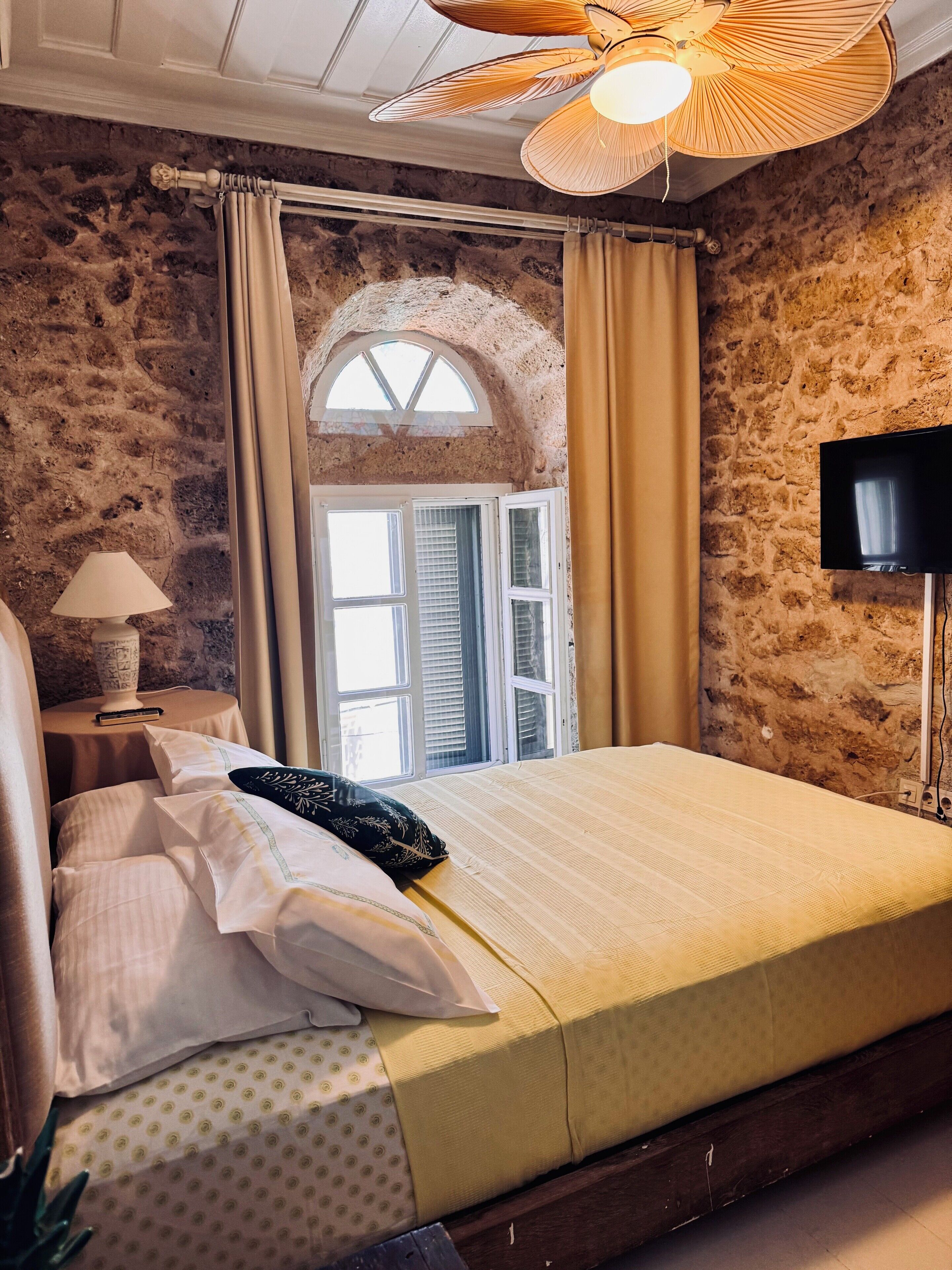 classic double room | minibar, in-room safe, free wifi, bed sheets