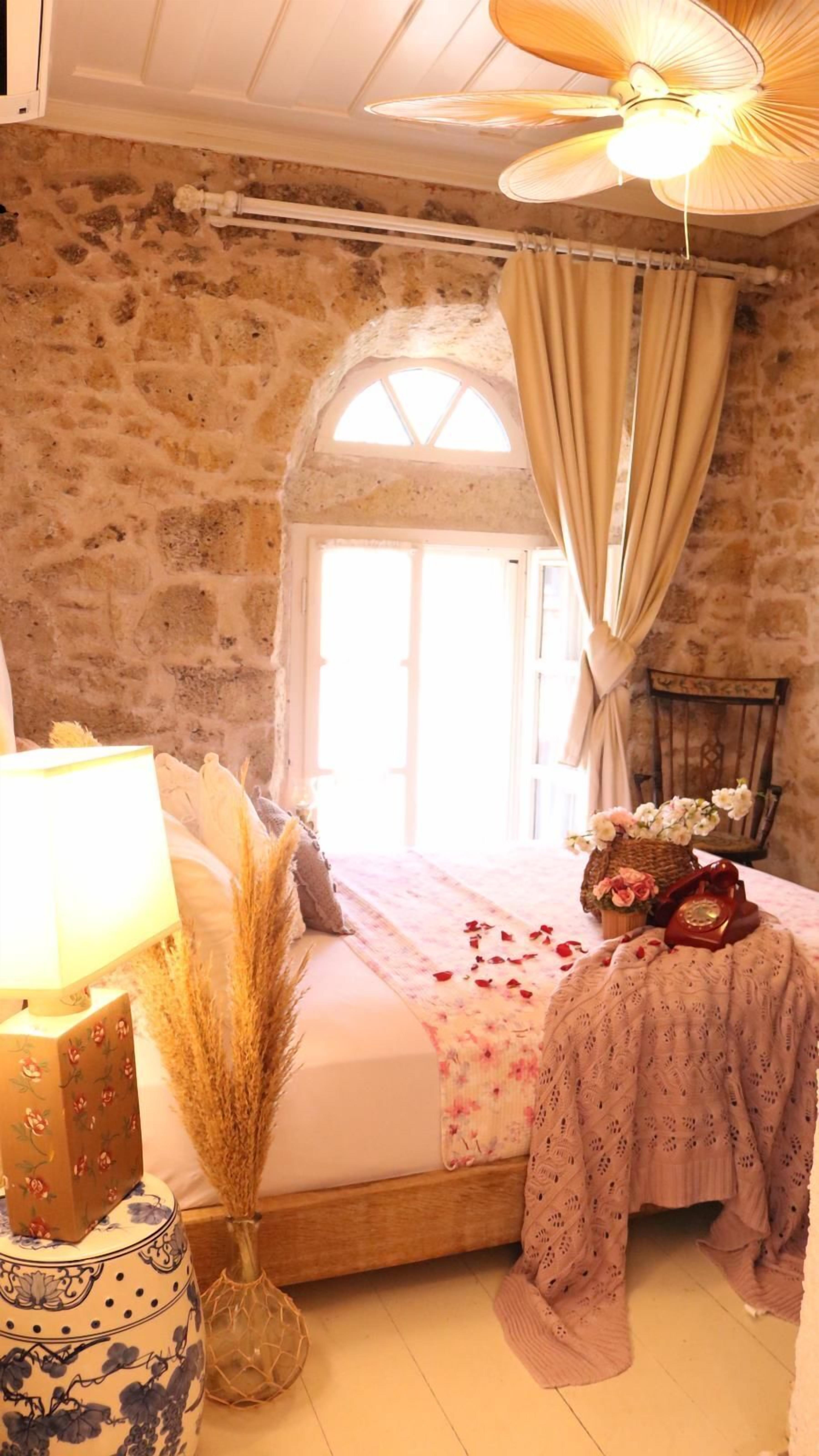 classic double room | minibar, in-room safe, free wifi, bed sheets