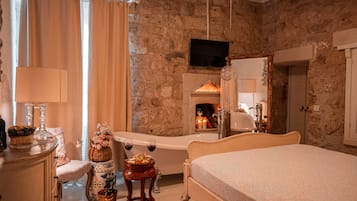 Honeymoon Room | Minibar, in-room safe, free WiFi, bed sheets