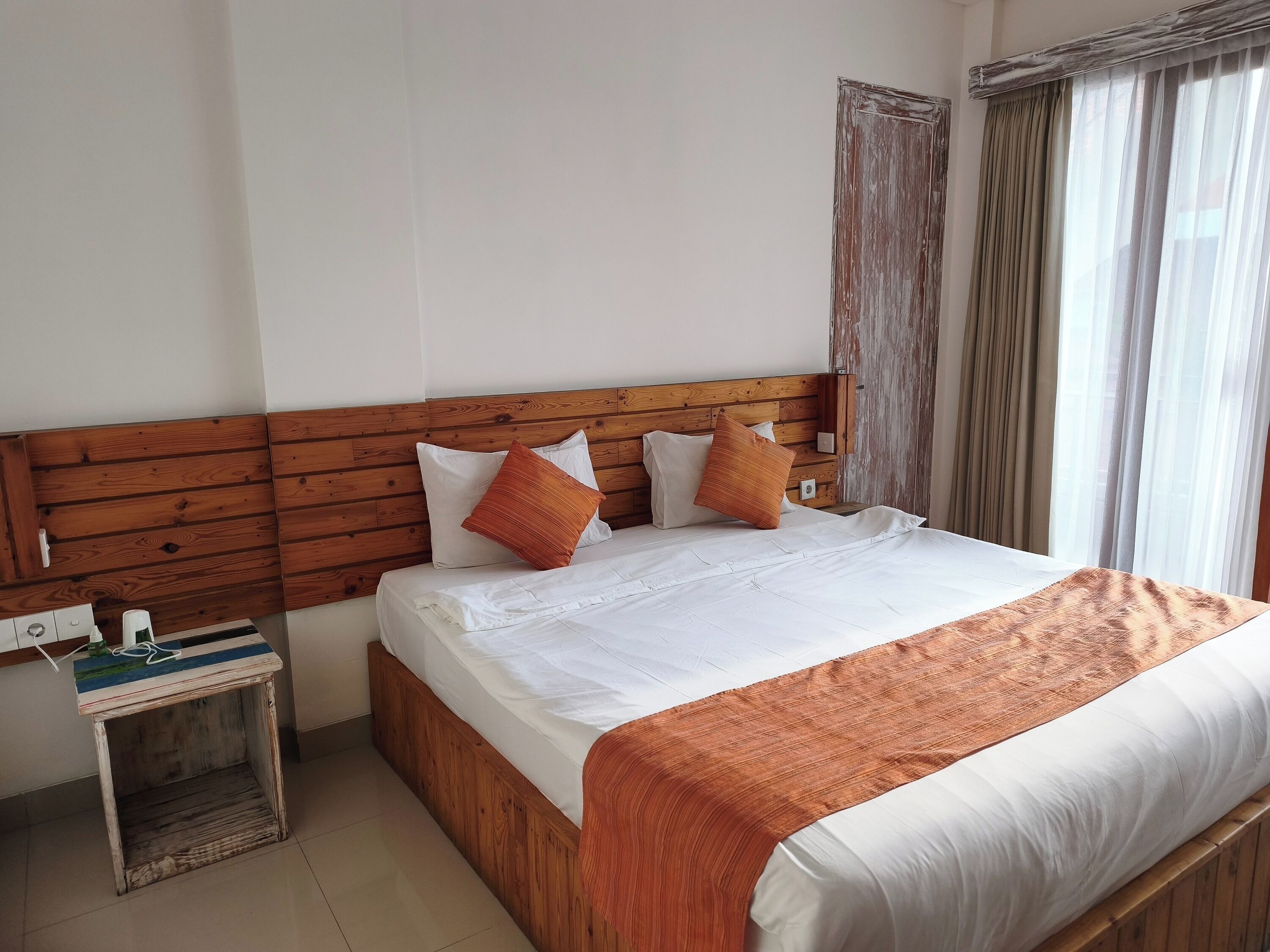 Caja de seguridad en la habitación y escritorio 