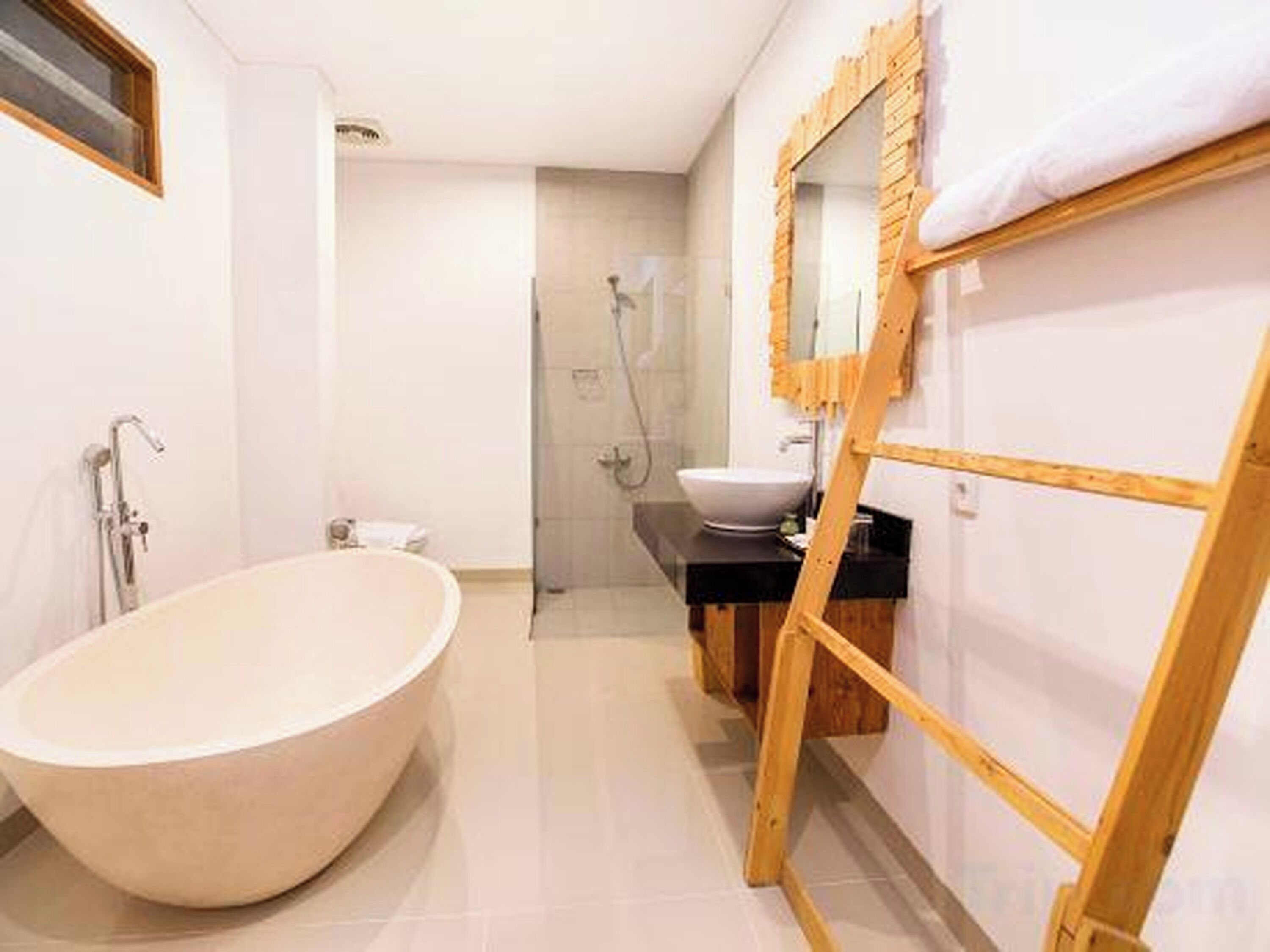 Studio | Badkamer | Gratis toiletartikelen, een haardroger, pantoffels, handdoeken