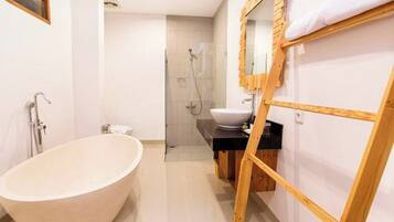 Studio | Badkamer | Gratis toiletartikelen, een haardroger, pantoffels, handdoeken