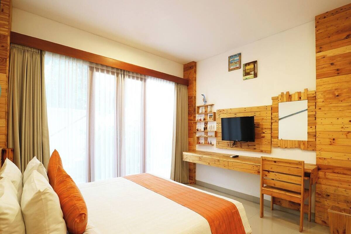 Caja de seguridad en la habitación y escritorio