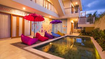 Una piscina al aire libre