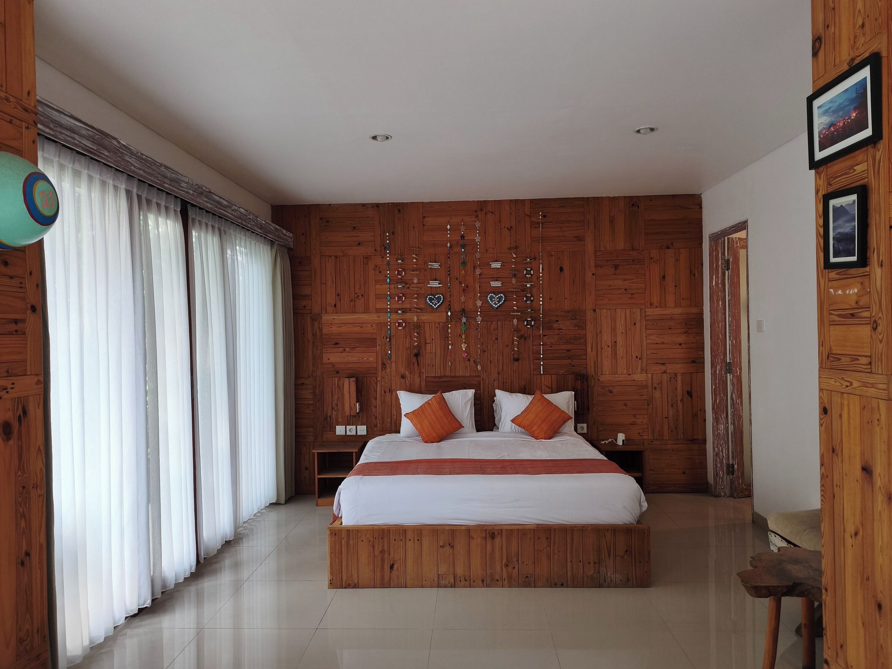 Caja de seguridad en la habitación y escritorio 