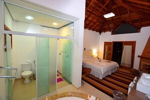 Bathroom | Shower, hair dryer, towels - Estalagem Monte Verde (Camanducaia)