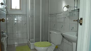 Standard Twin Room, 2 Twin Beds, Shared Bathroom | Bathroom | Shower, free toiletries, hair dryer, towels