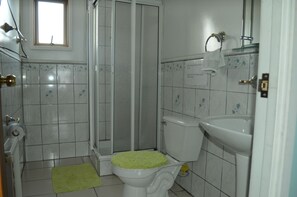 Standard Twin Room, 2 Single Beds, Shared Bathroom | Bathroom | Shower, free toiletries, hair dryer, towels