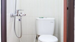 Familierom, 2 enkeltsenger | Bad | Dusj, toalettartikler (inkludert) og håndklær