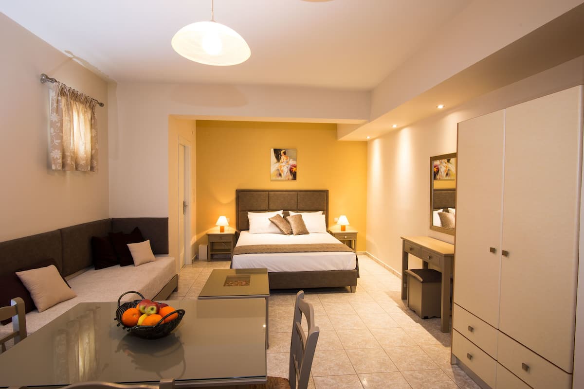 Studio | Living area | Flat-screen TV