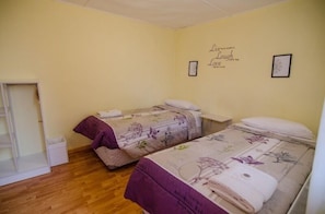Chambre Triple Standard, 3 lits une place, salle de bains privée | Wi-Fi gratuit