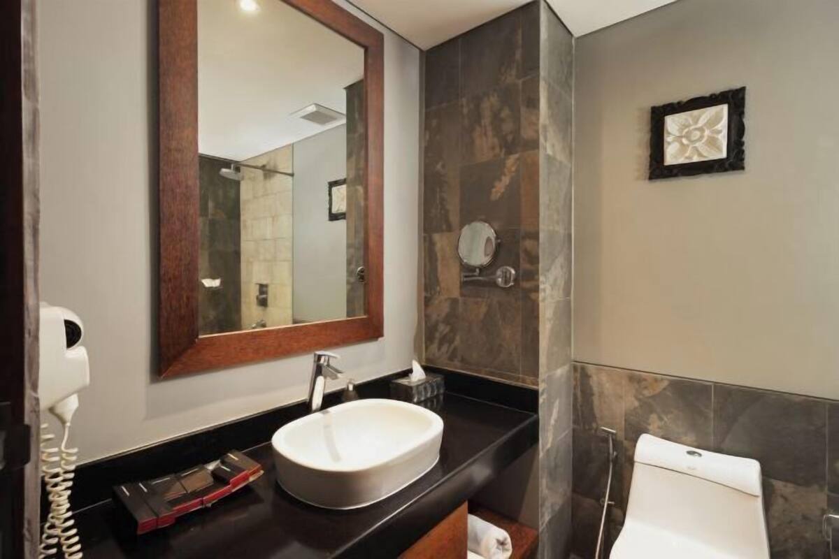 Shower, rainfall showerhead, free toiletries, hair dryer