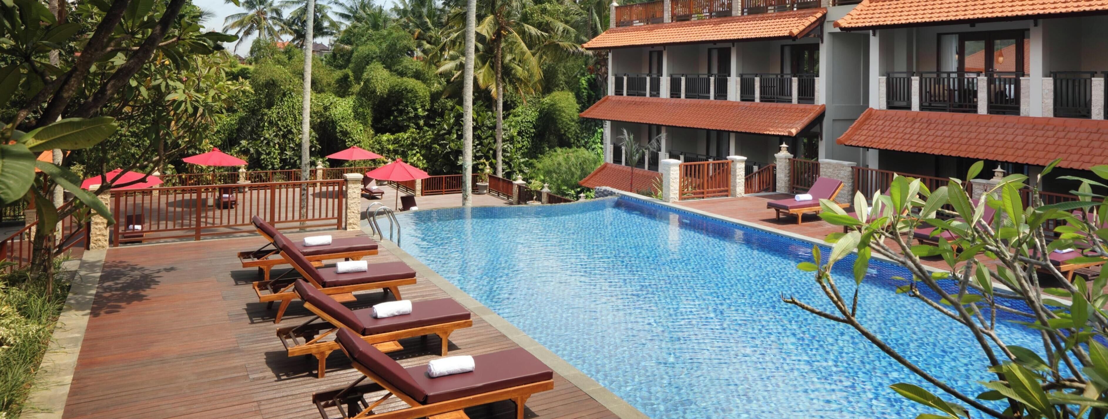 2 piscines extérieures, parasols de plage, chaises longues