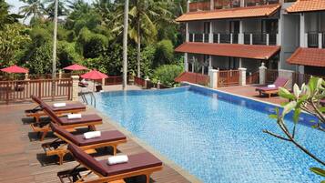 2 piscines extérieures, parasols de plage, chaises longues