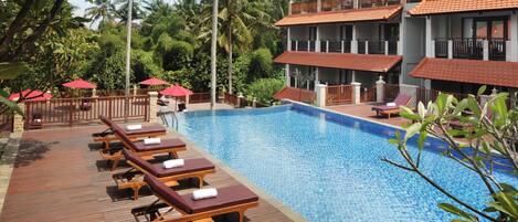 2 ulkouima-allasta avoinna 7.00–19.00, aurinkovarjoja, aurinkotuoleja