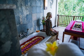 Couples treatment room(s), body treatments, hot stone massages - Best Western Premier Agung Resort Ubud (Ubud)