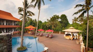 2 piscines extérieures, parasols de plage, chaises longues
