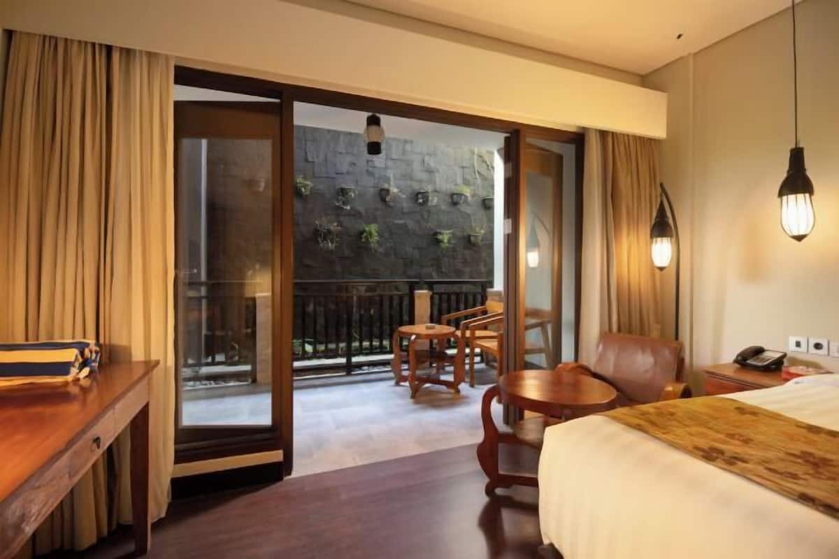 1 bedroom, hypo-allergenic bedding, down duvets, minibar