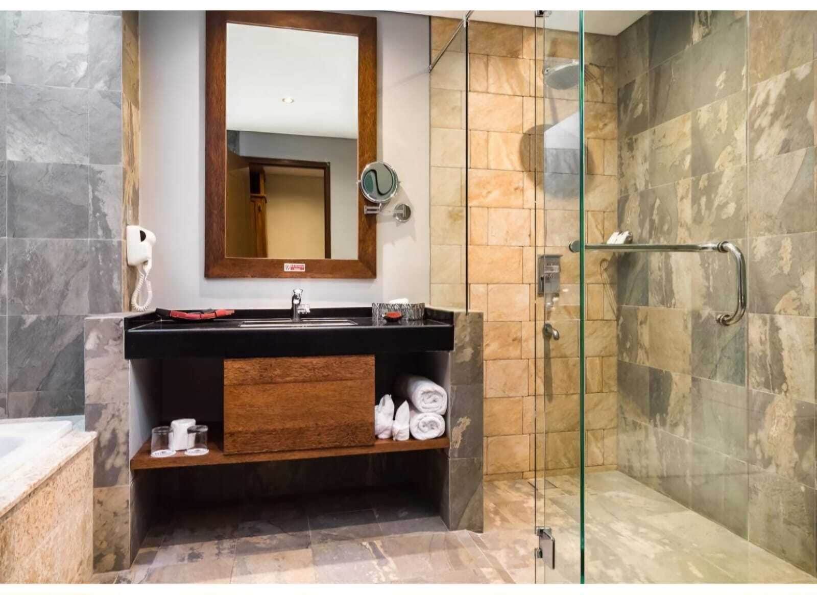 Shower, rainfall showerhead, free toiletries, hair dryer