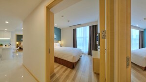 A modern hotel room with a large bed, bedside tables, and a view of the city. - Holiday Inn Express Luoyang Yichuan by IHG (Luoyang)