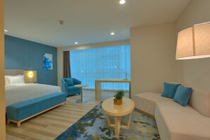 Habitació estàndard, 1 llit de matrimoni gran (Extra Floor Space) | Minibar, caixa forta a l'habitació, escriptori i cortines opaques 