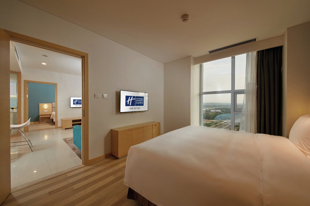 Suite, 2 Bedrooms | Minibar, in-room safe, desk, blackout drapes