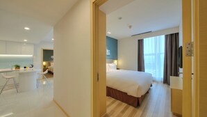 A hotel room with a bed, a desk, a chair, a small kitchen area, and a bathroom. - Holiday Inn Express Luoyang Yichuan by IHG (Luoyang)