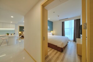 A hotel room with a bed, a desk, a chair, a small kitchen area, and a bathroom. - Holiday Inn Express Luoyang Yichuan by IHG (Luoyang)